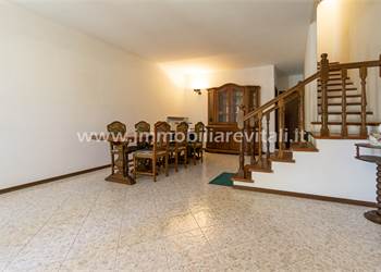 Villa bifamiliare con giardino