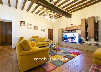 Casa autonoma ampia metratura con giardino