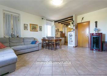 Casa indipendente con 2 appartamenti, rustici, box e 9 pertiche circostanti