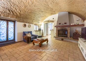 Rustico con ampio giardino/terreno e piscina