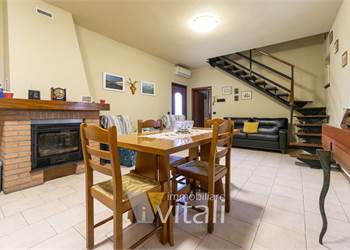 Casa indipendente con ampio giardino