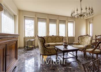 Villa di ampia metratura con 2 abitazioni, garage e giardino
